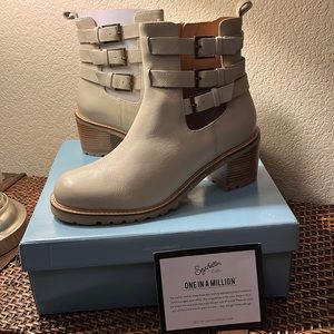 Seychelles off white boot! With buckle detail! W-10! New in box, never worn